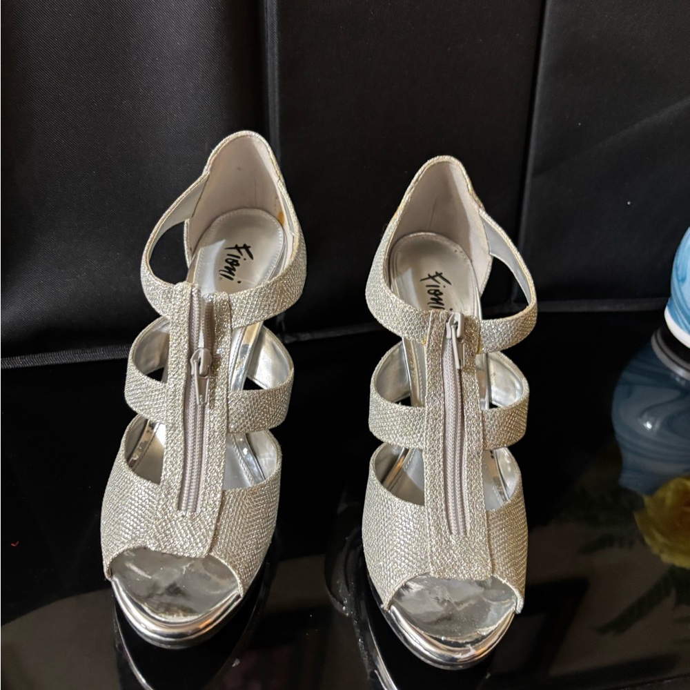 FIONI Clothing Metallic Silver Heels